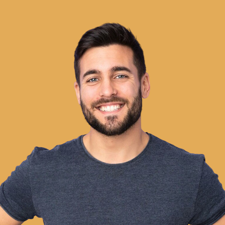 Hombre feliz tras terapia psicológica