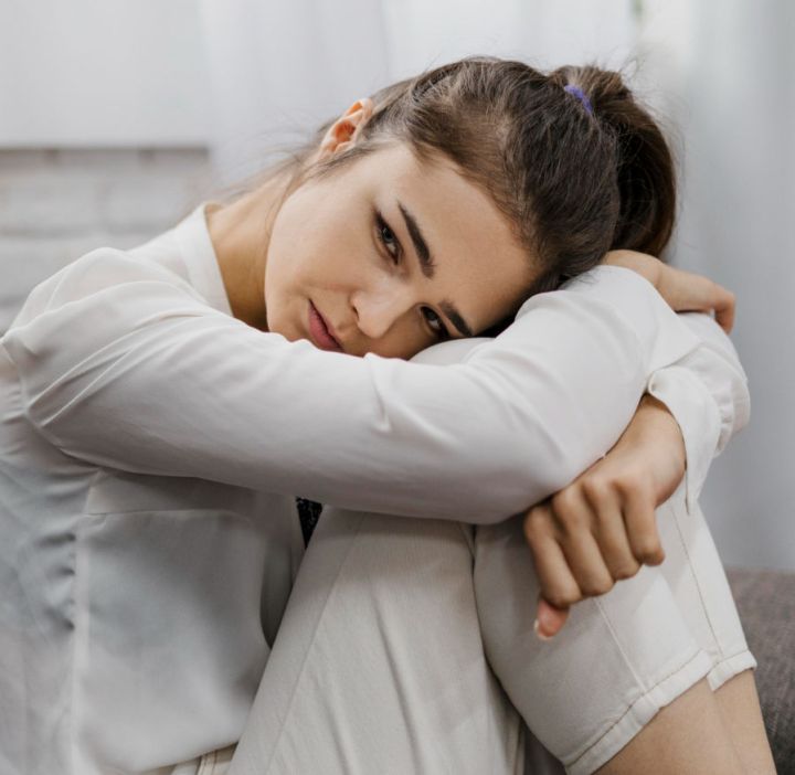 Mujer joven con ansiedad y fiebre psicógena