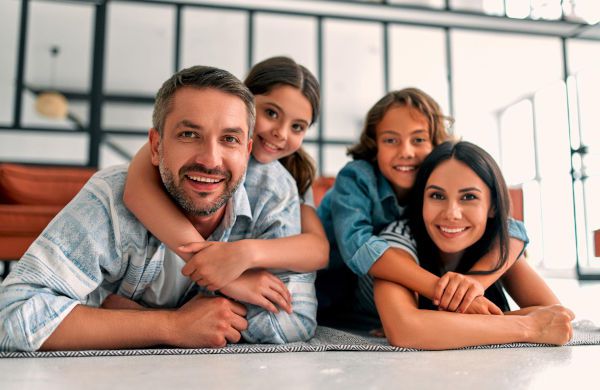 Familia participando en terapia sistémica