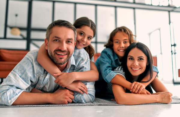 Familia participando en terapia sistémica
