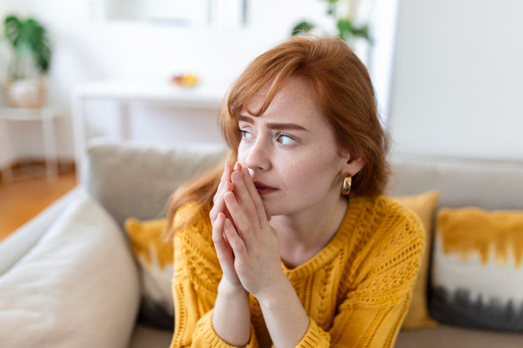 Mujer con ansiedad y preocupaciones