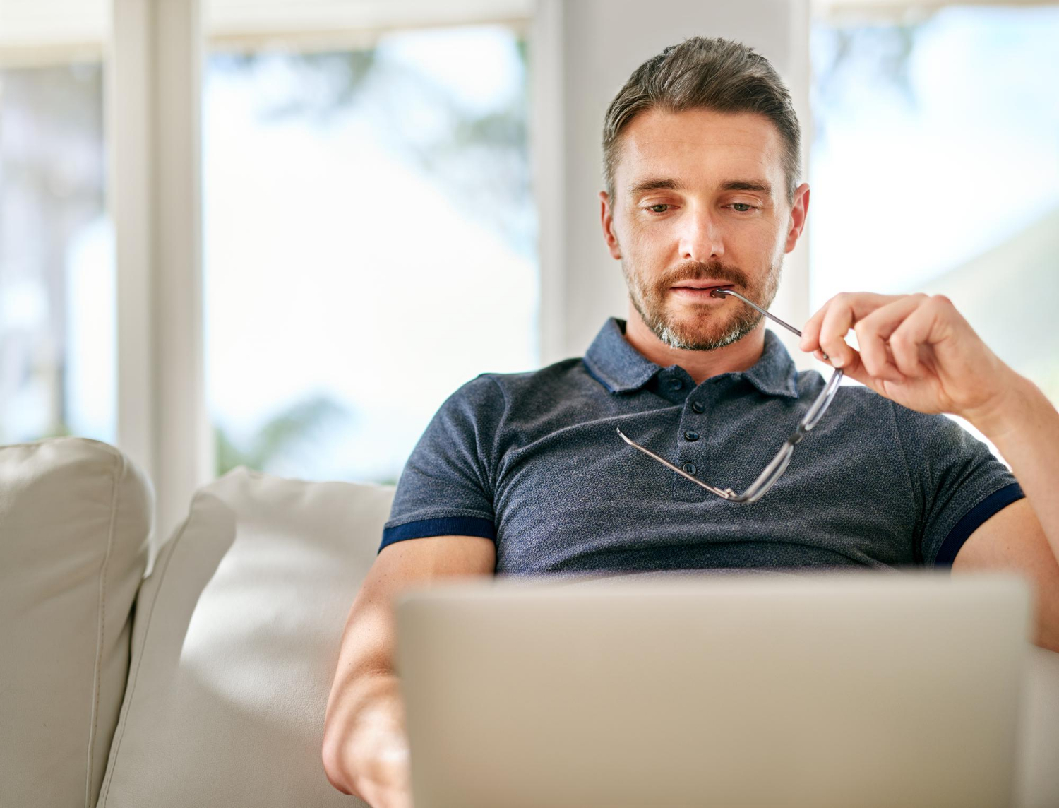 Hombre en terapia online para el TOC