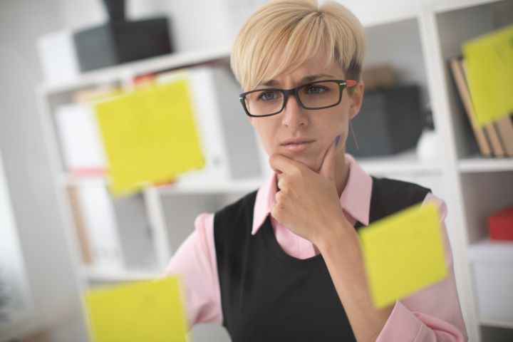 Mujer con toc de dudas en la oficina