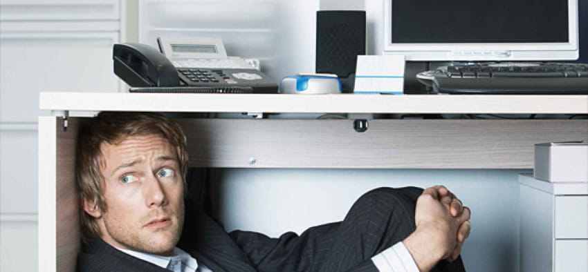 hombre-escondido-mesa