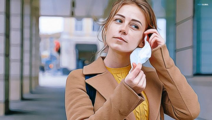 mujer sin mascarilla